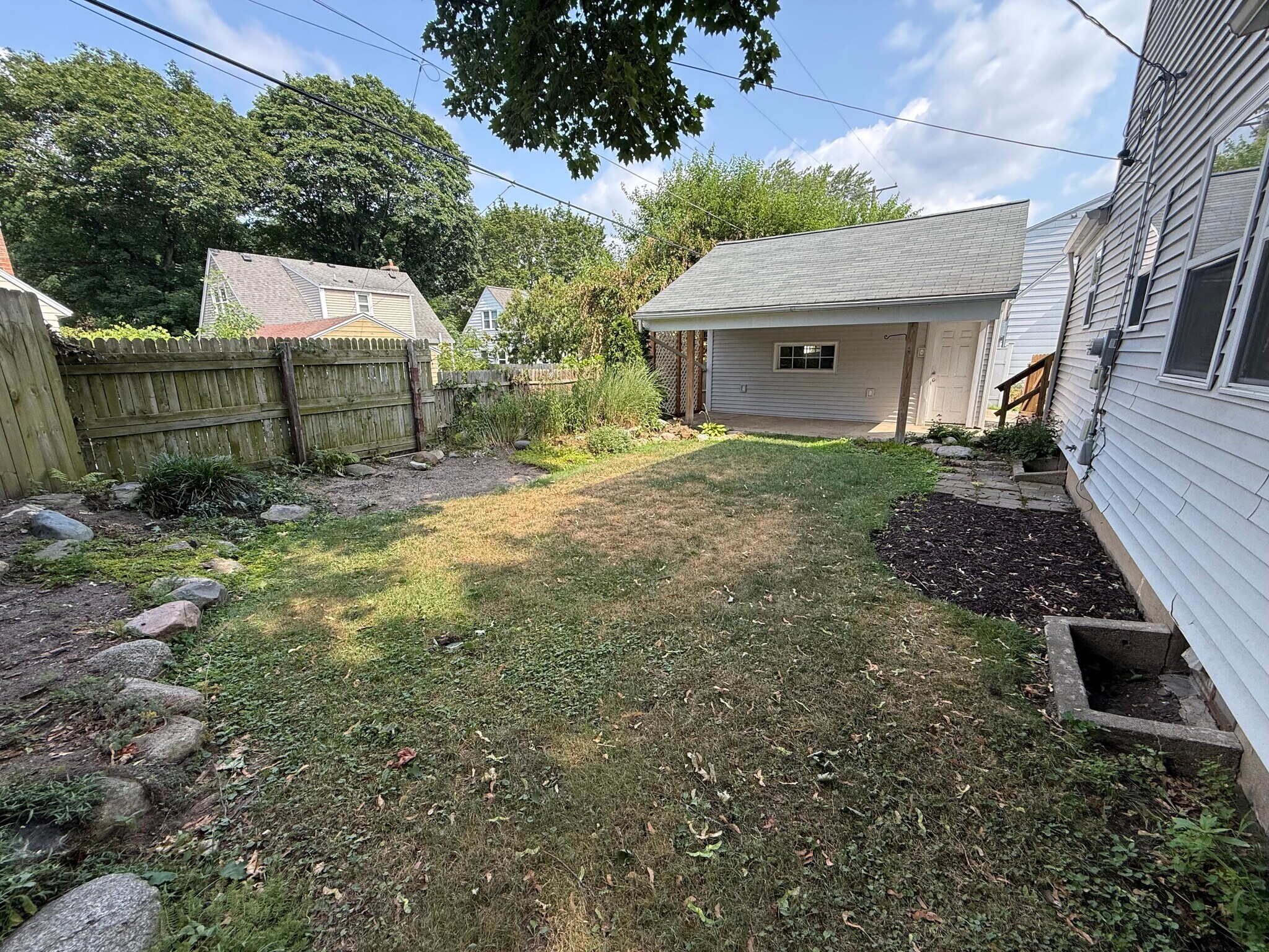 Building Photo - 2119 Riverside Dr NE
