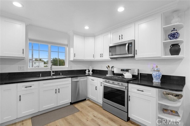 Building Photo - 329 E Lanzit Ave