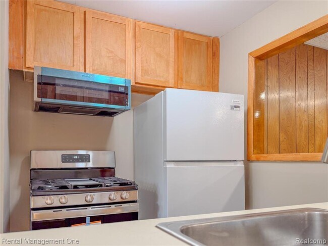 Building Photo - 34381 Rosslyn St