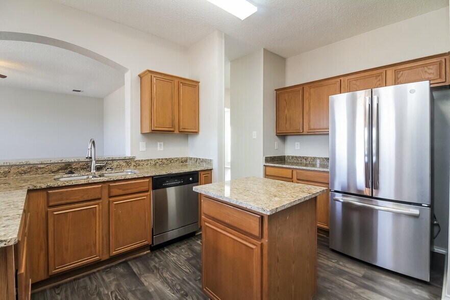 Building Photo - 505 Summertree Ln