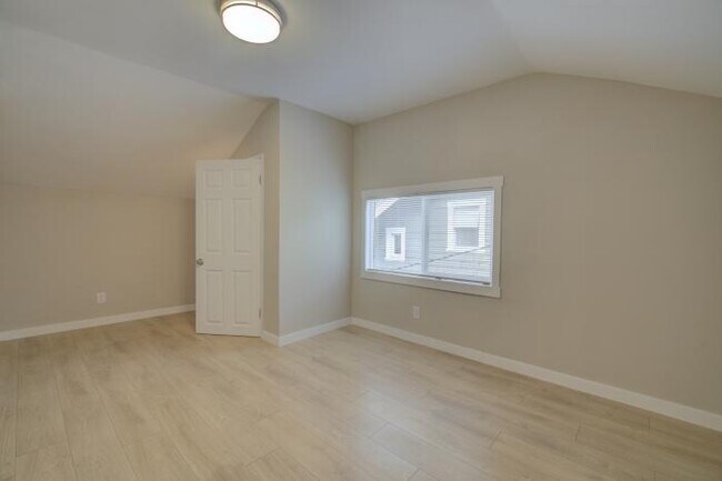 Building Photo - 5 bedroom in Seattle WA 98105