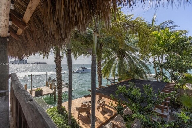 Building Photo - 2440 N Shore Terrace