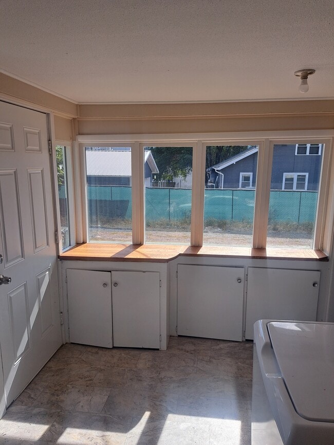 Building Photo - 104 N Farr Rd