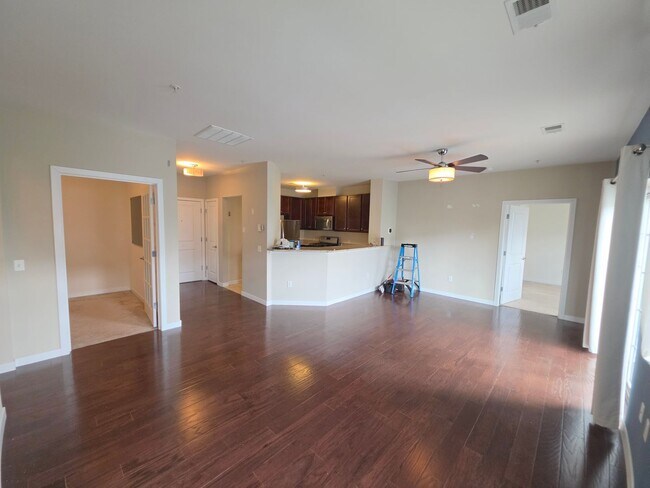 Building Photo - Beautiful 2nd floor (with elevator services) condominium: 2-bed, 2-bath, beautiful kitchen, bonus...