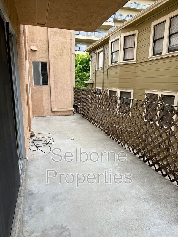 Building Photo - 121 41st St