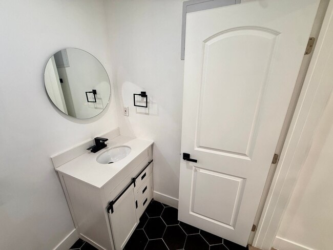 Building Photo - Spacious and Remodeled 2 bed 1 bath with parking!!!