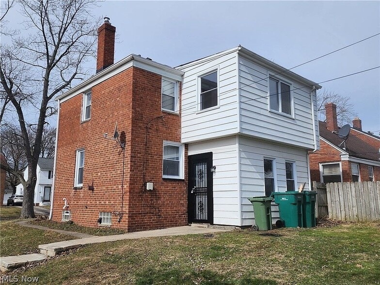 Building Photo - 5435 Beechwood Ave