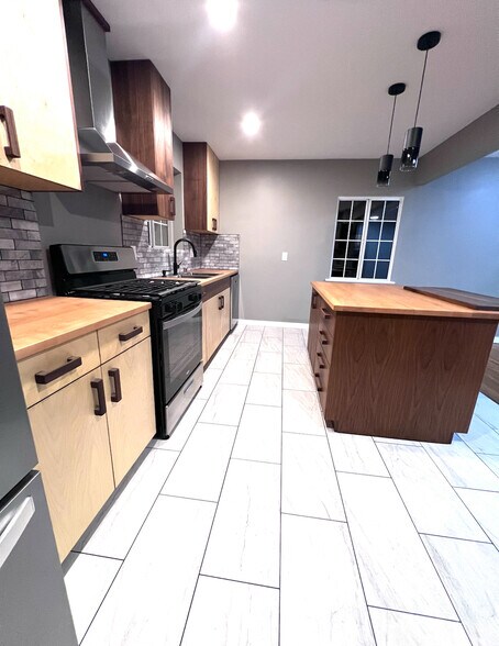 Building Photo - 3547 E Green St