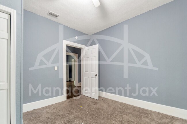 Building Photo - 2056 Moncrief Rd