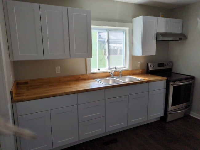 Building Photo - 2 Bedroom House