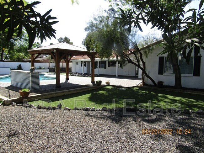 Building Photo - 2802 E Weldon Ave