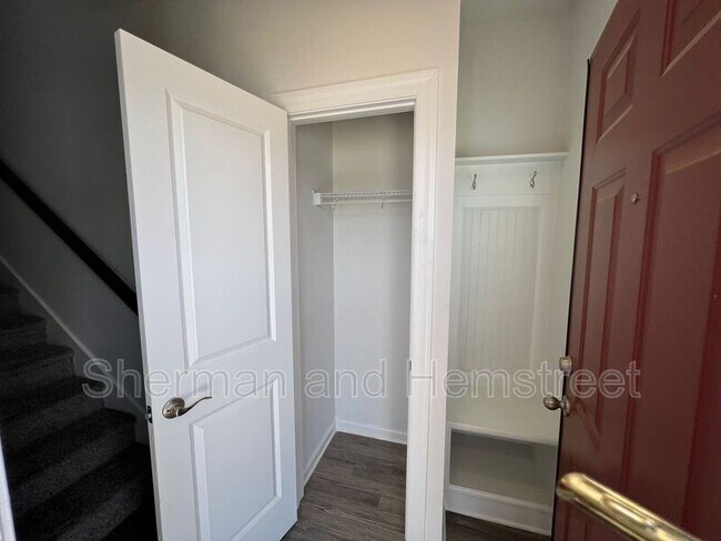 Building Photo - 2026 Lotus Dr