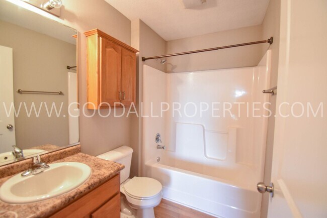 Building Photo - 2 Bedroom, 2.5 bath townhome in Urbandale ...