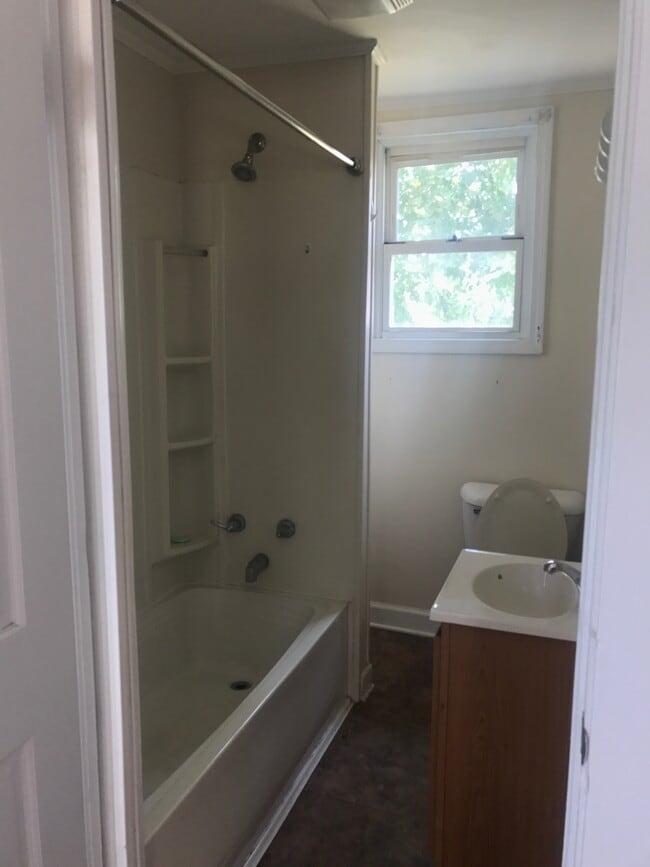 Building Photo - 422 W 45th St