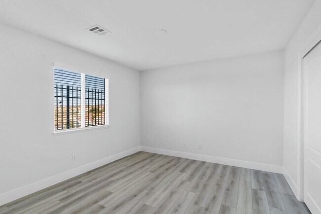 Building Photo - 4 bed, 2.5 bath single-story home in the g...