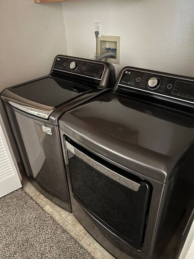 Building Photo - Roseville home with new artificial grass