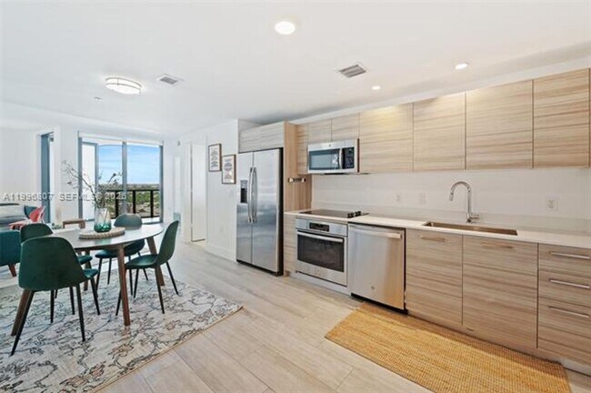 Building Photo - 121 NE 34th St