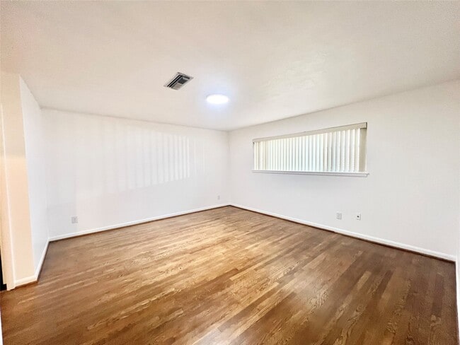 Building Photo - 5546 Beechnut St