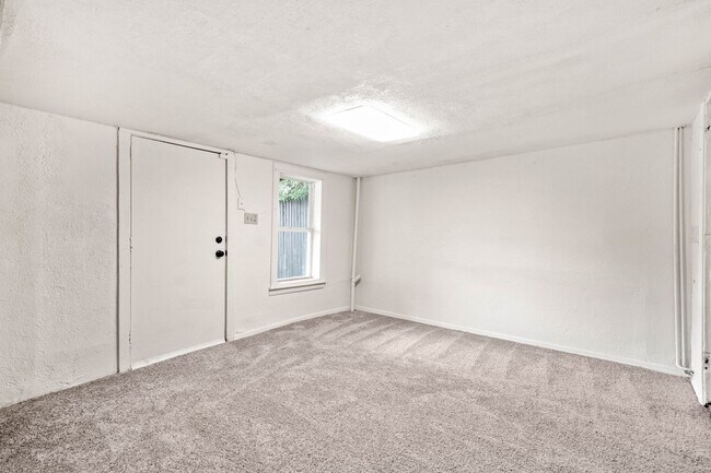 Building Photo - GREAT TWO BEDROOM IN SOUTH SIDE SLOPES!