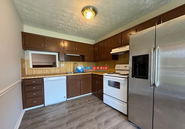 Building Photo - Nice townhouse on the SAME street as GSMST...