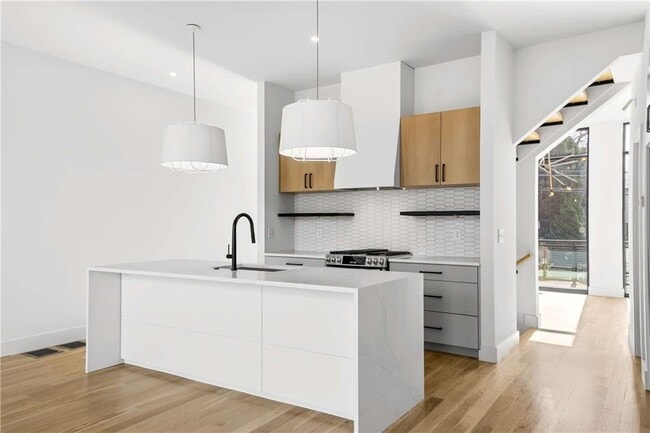 Building Photo - 816 Berne St SE