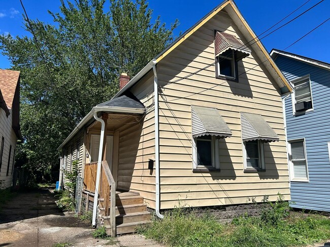 Primary Photo - Beautiful Large 3 Bedroom Home West Cleveland