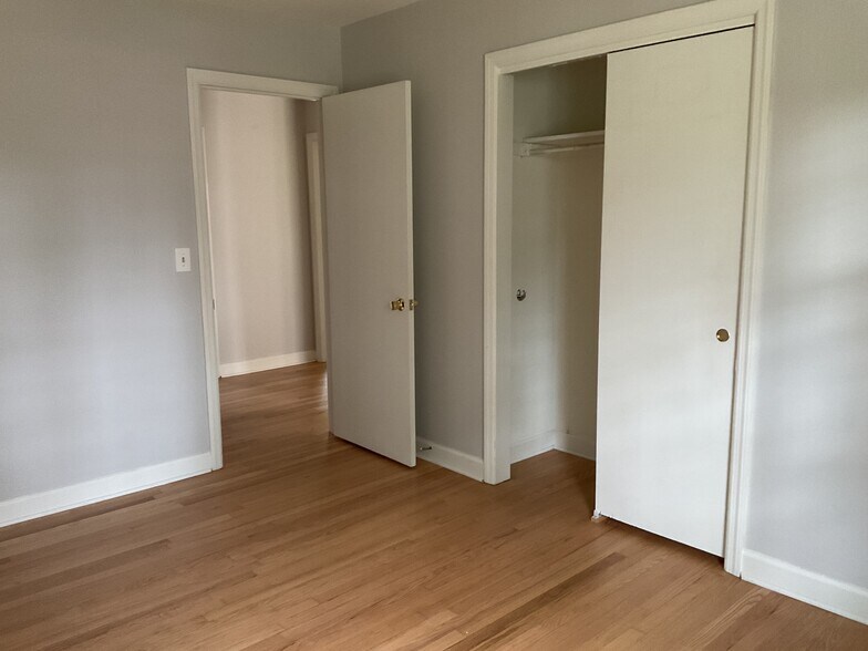 Building Photo - 1395 W Lenevar Dr