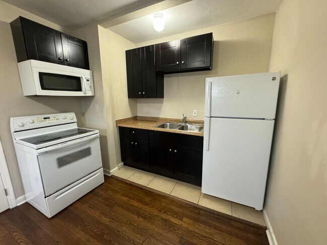 Building Photo - 1BR Apartment for Rent – Walk to Downtown Lake Worth, Beach & Golf