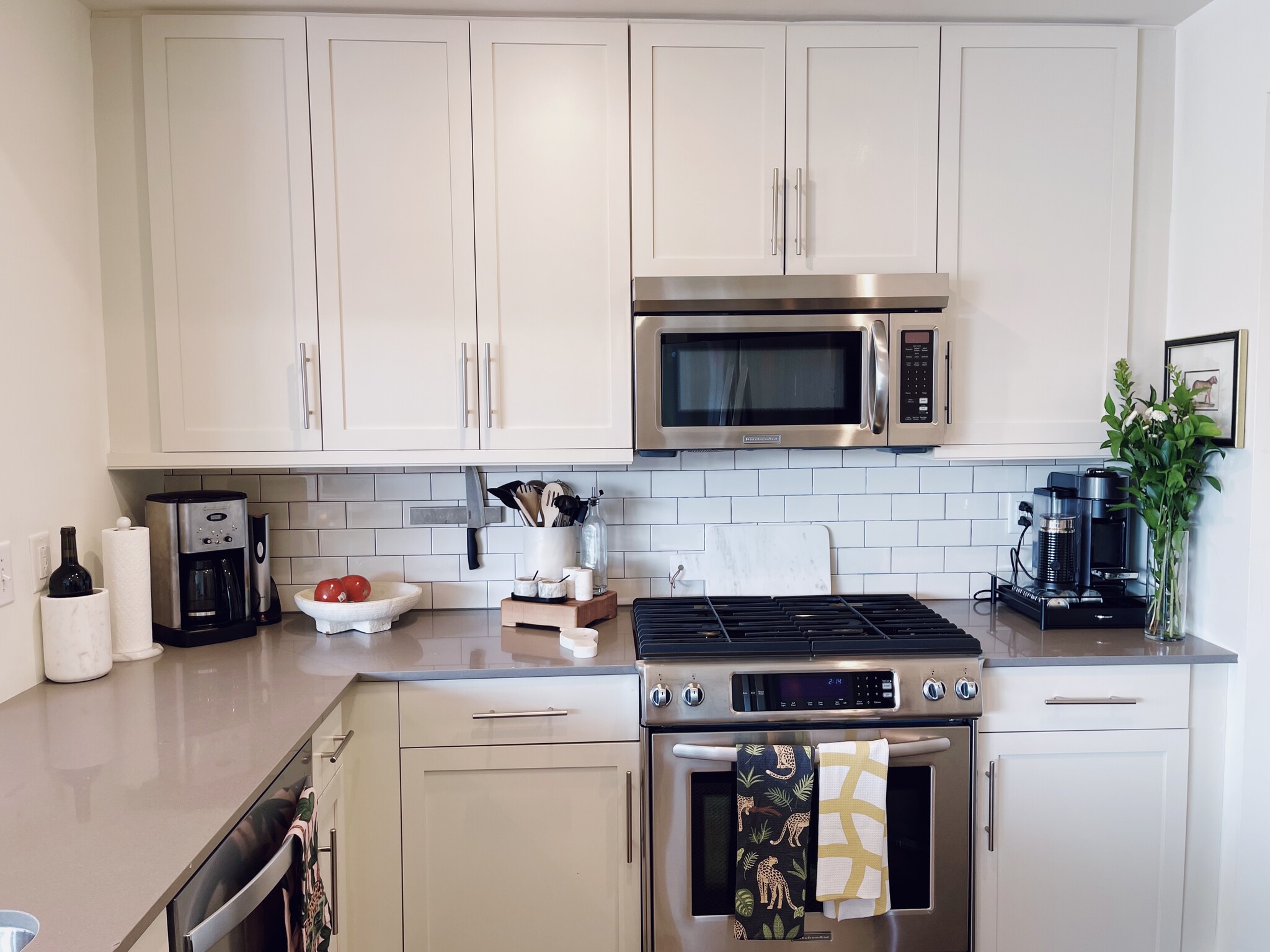 Kitchen / Gas Range - 1100 Howell Mill Rd NW