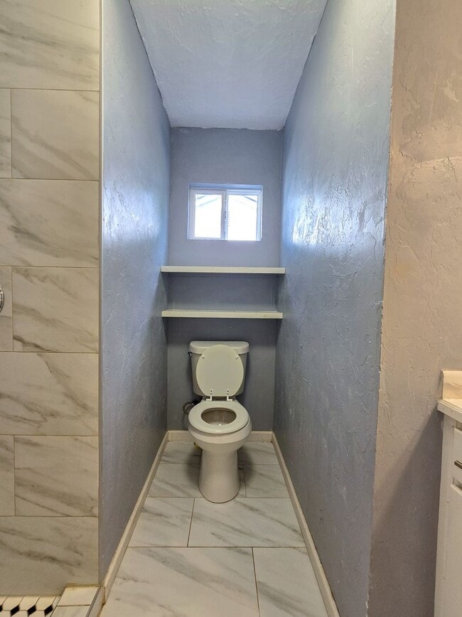 Building Photo - Cute 2 or 3 bedroom 1 bath near OBU