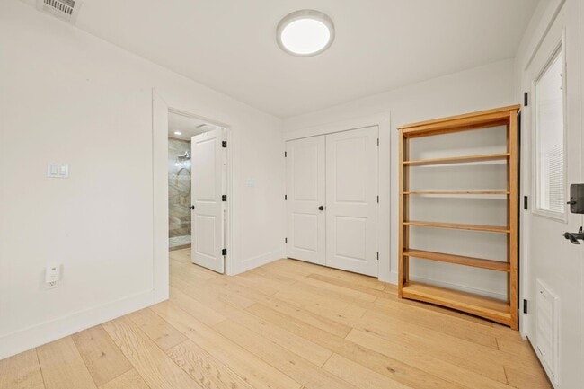 Building Photo - 912 Mansell Ave