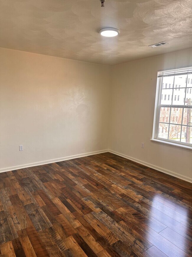 Building Photo - 4 Bedroom 2 Bath Apartment 2nd Floor