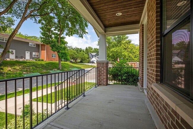 Building Photo - 1168 Edgehill Rd