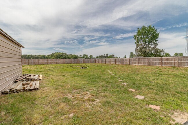 Building Photo - WELCOME HOME! 3 BR | 2 BA Home in Pikevill...