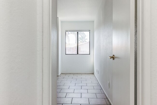 Building Photo - 78683 Ave 42