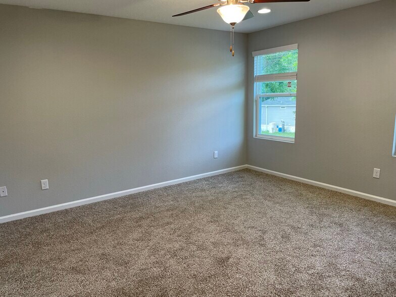 Primary bedroom w/ensuite - 1745 Charlotte St