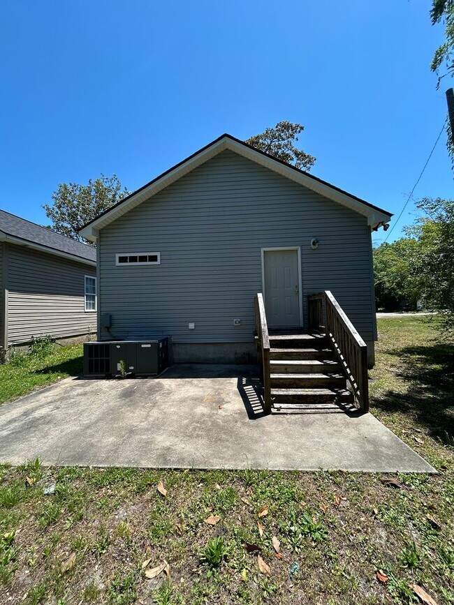 Building Photo - 433 Evans St