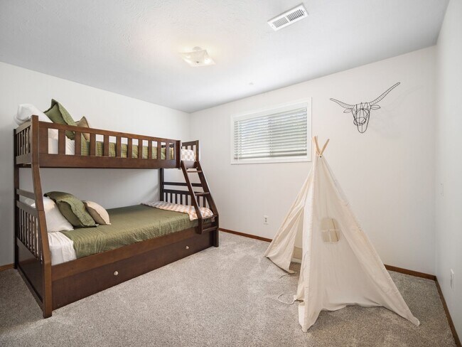 Building Photo - Spacious 4-Bedroom Pet-Friendly Home in North Spokane