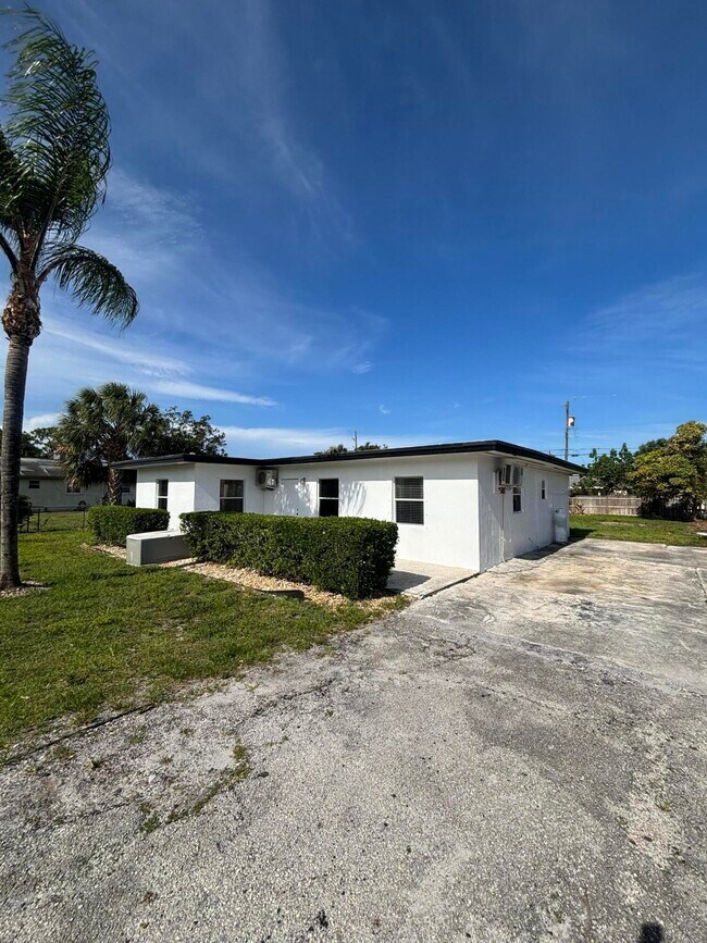 Building Photo - 328 Urquhart St