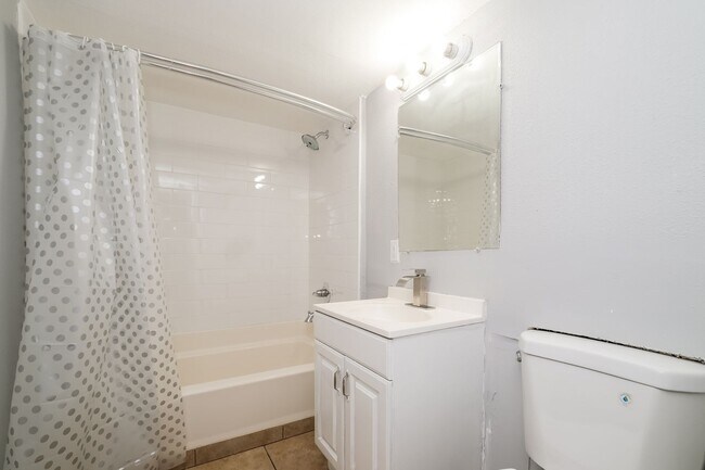 Building Photo - Comfort and Convenience Meet in this 4 Bedroom Burien Home.