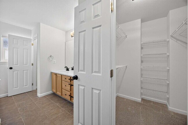 Building Photo - Spacious 4 Bed, 3 Bath Home in the Heart Of Parker, Colorado!
