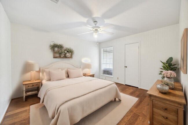 Building Photo - 5359 Little John Ln