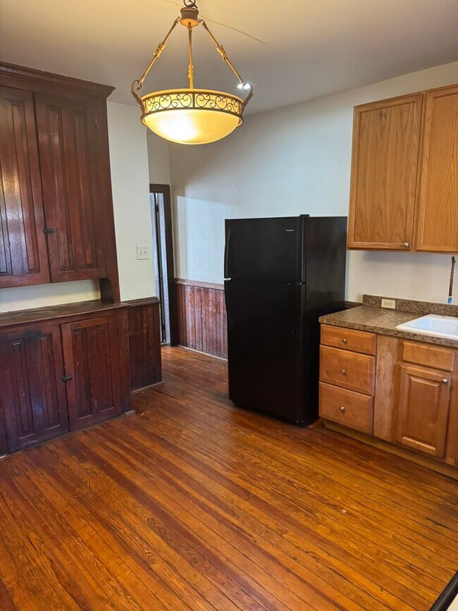 Building Photo - 4 bedroom, 1 bath, 3 story half double house