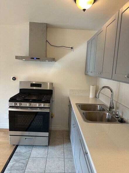 Building Photo - 2406 Florencita Dr W