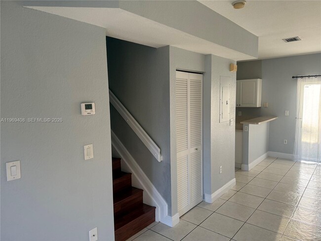 Building Photo - 2402 NE 41st Pl