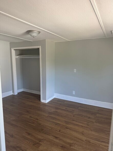 Building Photo - 403 Maple Ave