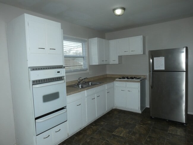 Building Photo - 5045 NE 56th Pl