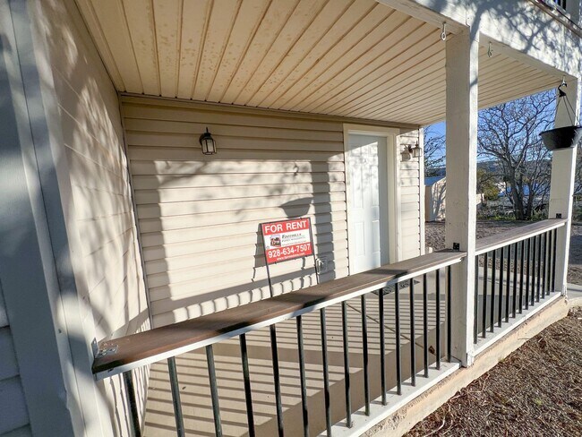 Primary Photo - 114 W Head St