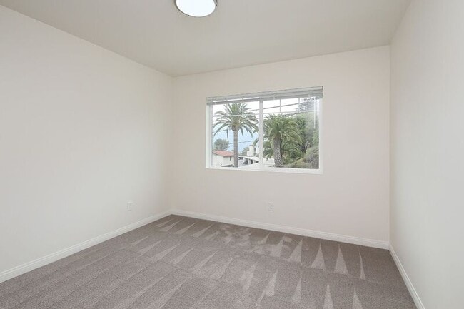 Building Photo - 4358-4360 Ocean View Blvd