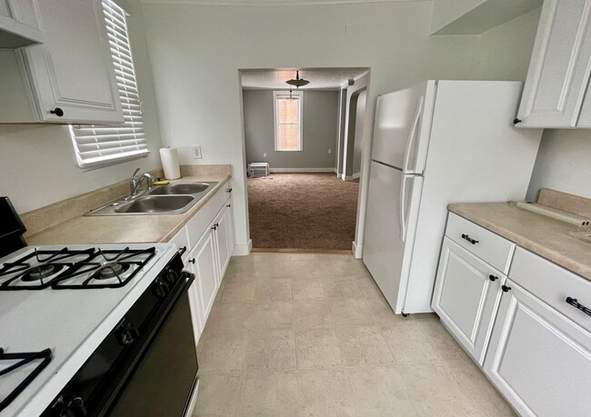 Building Photo - Coraopolis - 2 Bed 2 Bath - Immaculately M...